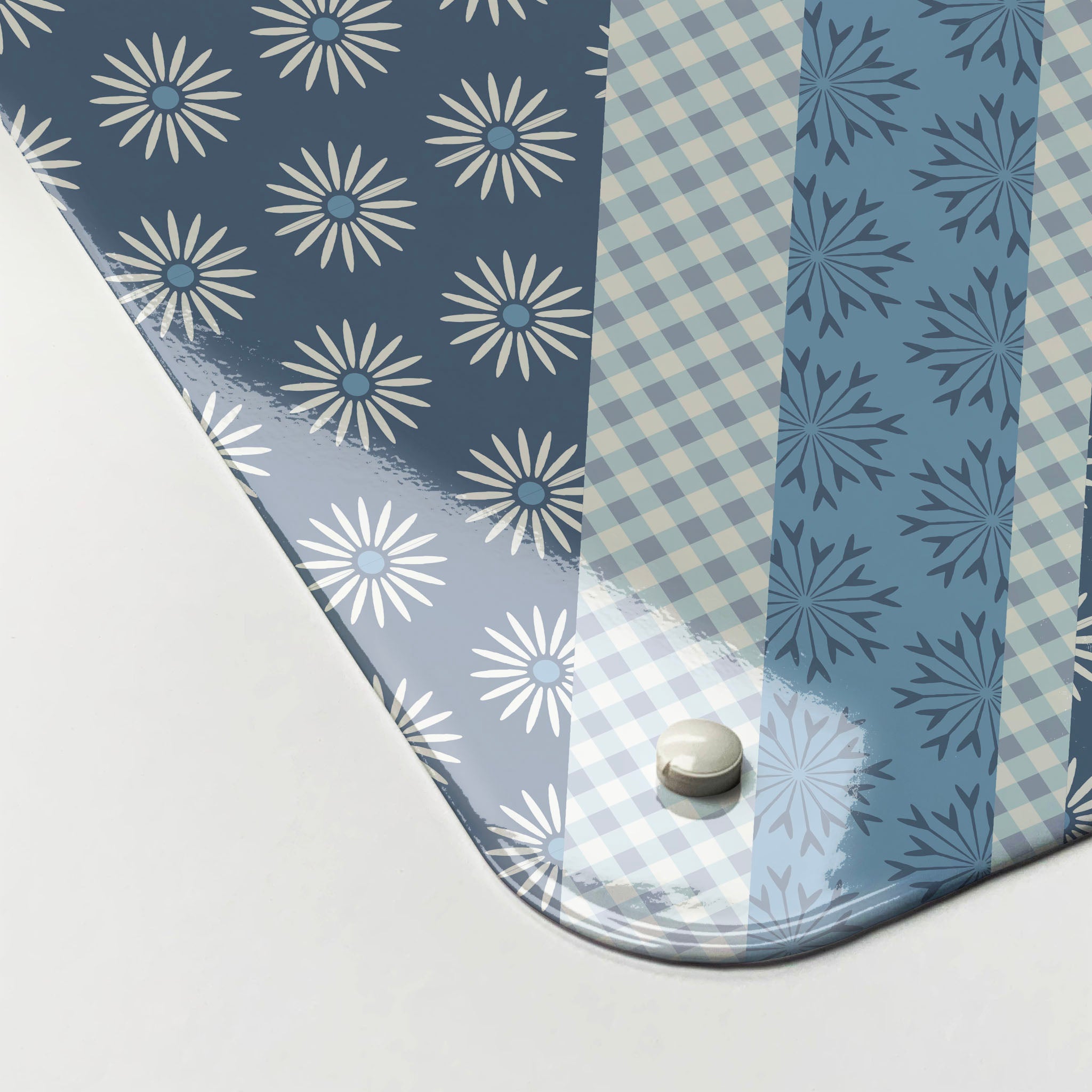 The corner detail of a Cool Britannia blue and white design magnetic board to show it’s high gloss surface